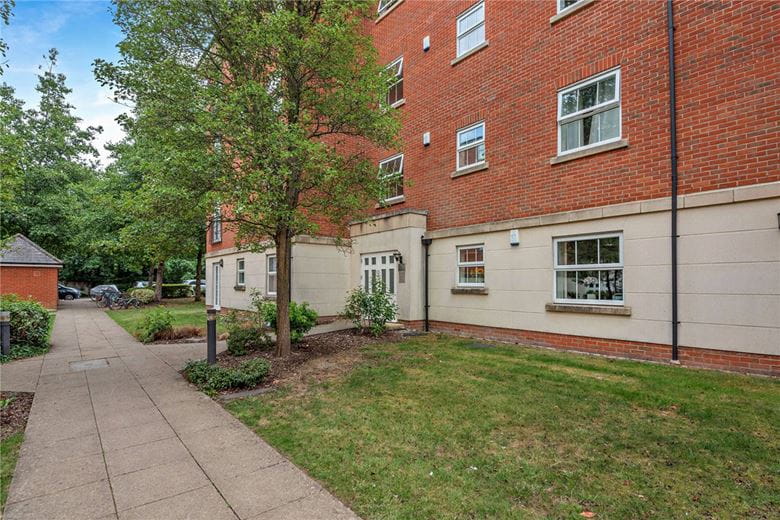 2 bedroom flat, Jago Court, Newbury RG14 - Available
