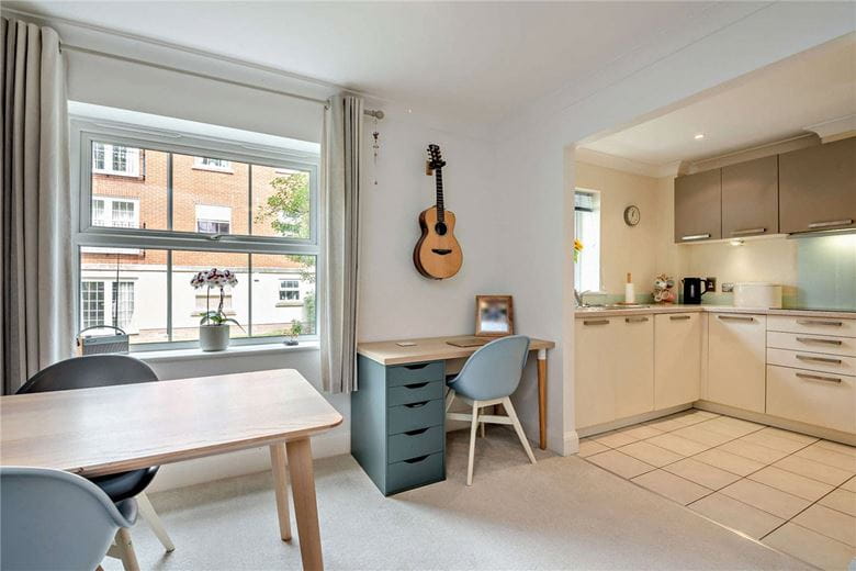 2 bedroom flat, Jago Court, Newbury RG14 - Available