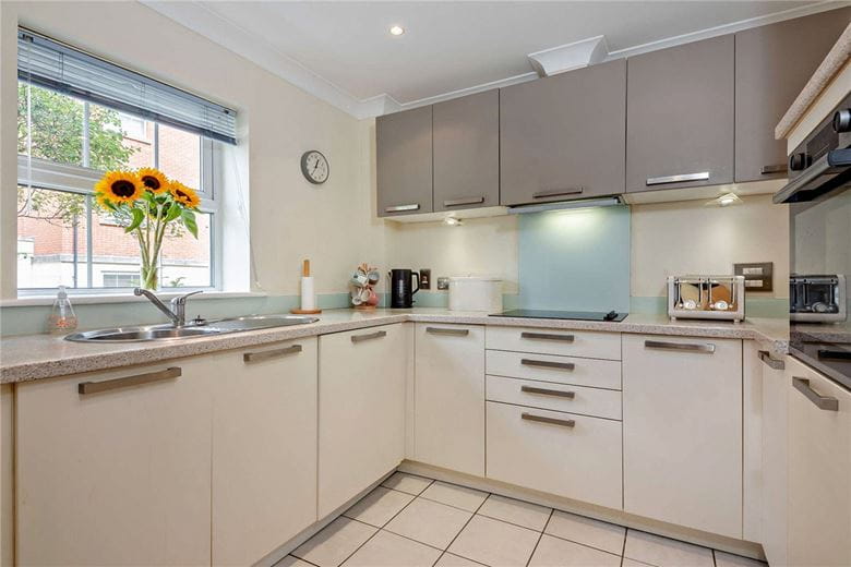 2 bedroom flat, Jago Court, Newbury RG14 - Available