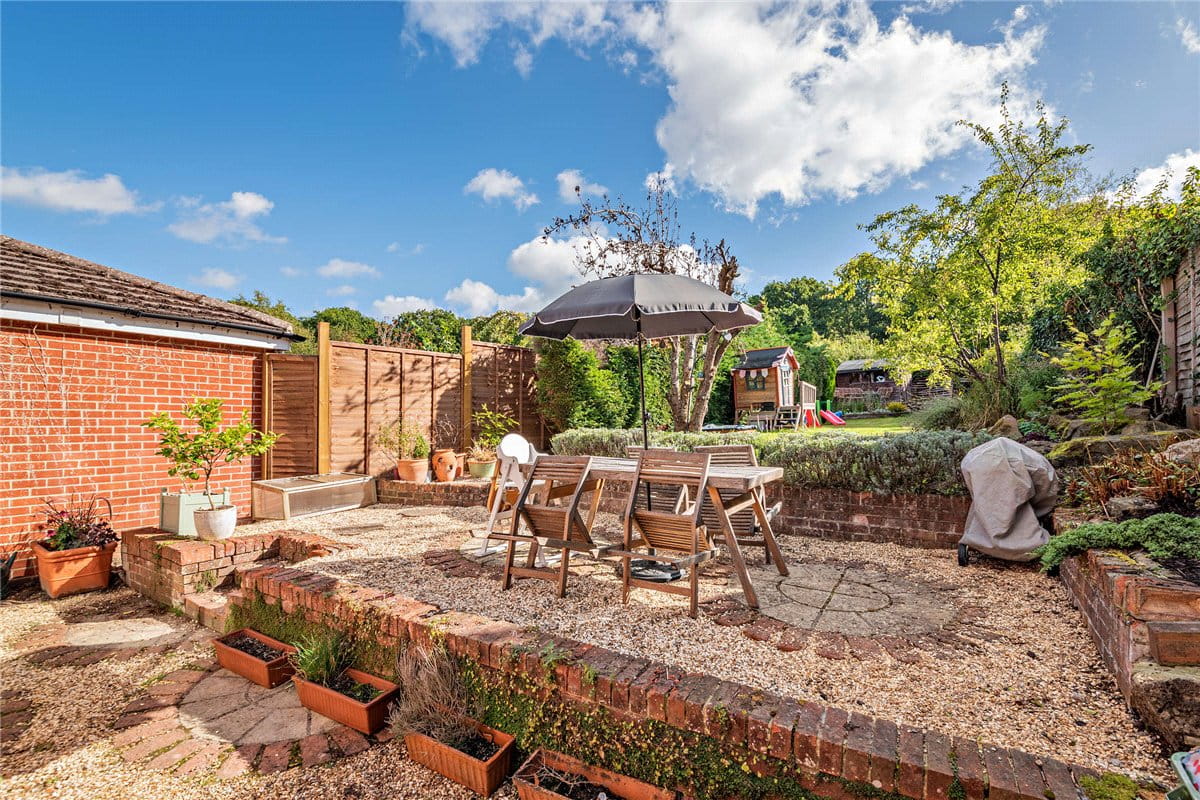 2 bedroom house, Pear Tree Lane, Newbury RG14 - Available