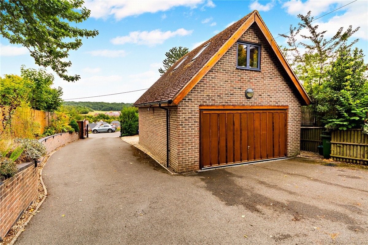 4 bedroom house, Oxford Road, Donnington RG14 - Available