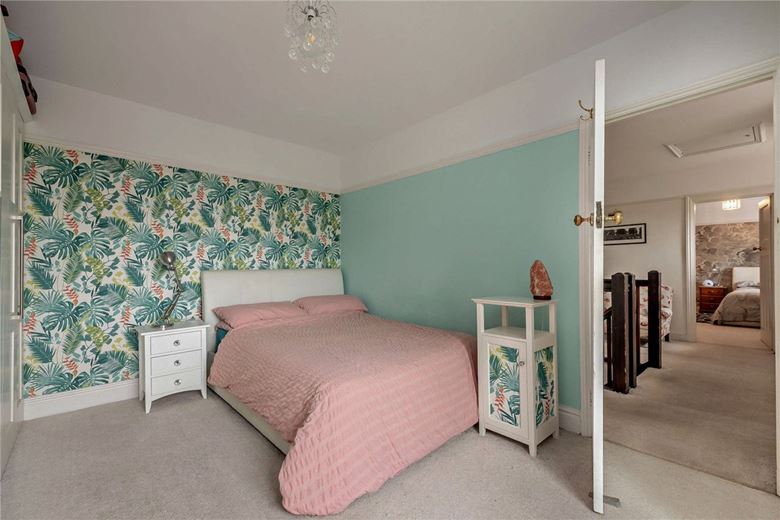 4 bedroom house, Newtown Road, Newbury RG14 - Available