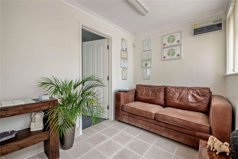 4 bedroom house, Newtown Road, Newbury RG14 - Available