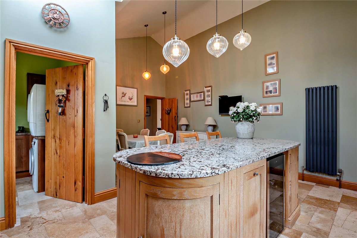 4 bedroom bungalow, Peasemore, Newbury RG20 - Available