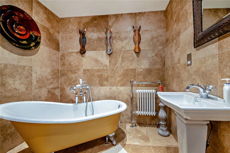 4 bedroom bungalow, Peasemore, Newbury RG20 - Available