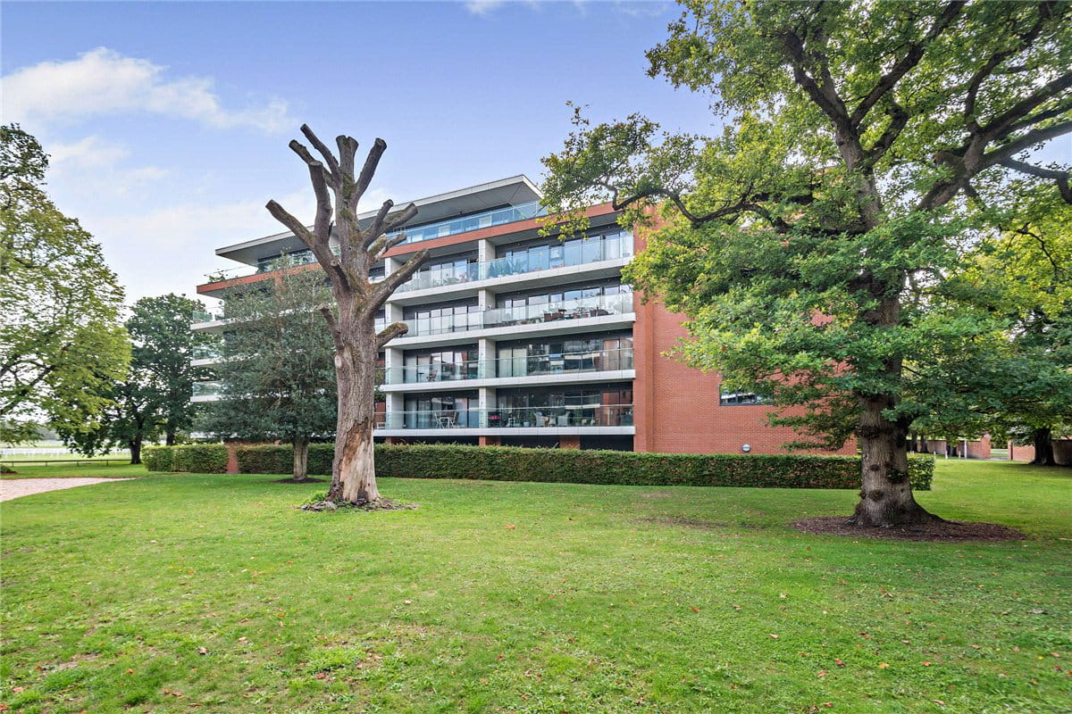 2 bedroom flat, Racecourse Road, Newbury RG14 - Available