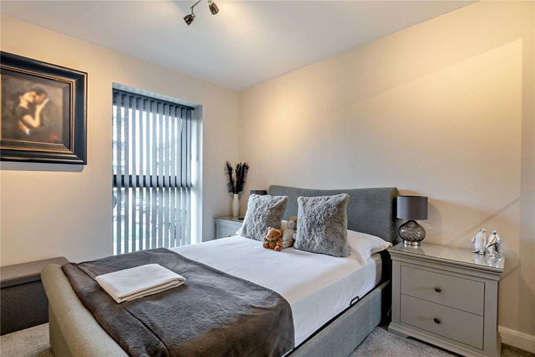 2 bedroom flat, Racecourse Road, Newbury RG14 - Available