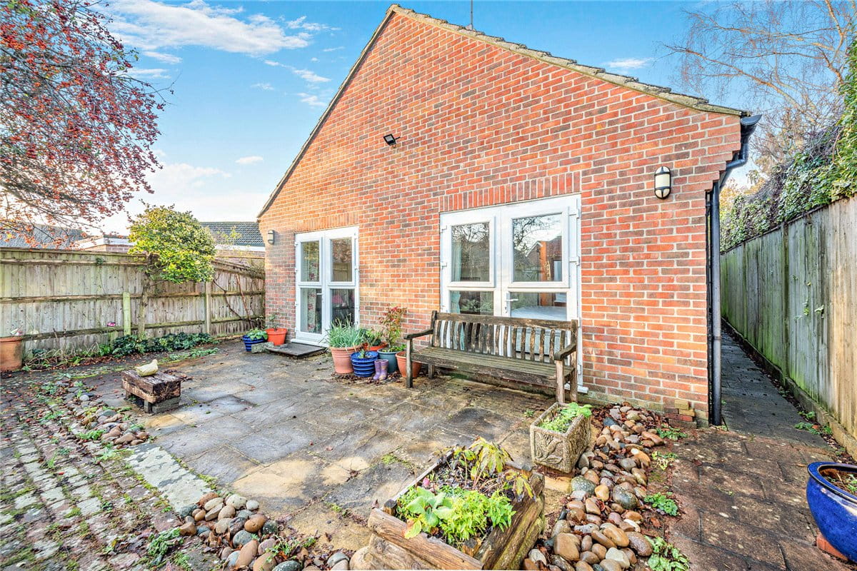 2 bedroom bungalow, Enborne Road, Newbury RG14 - Available