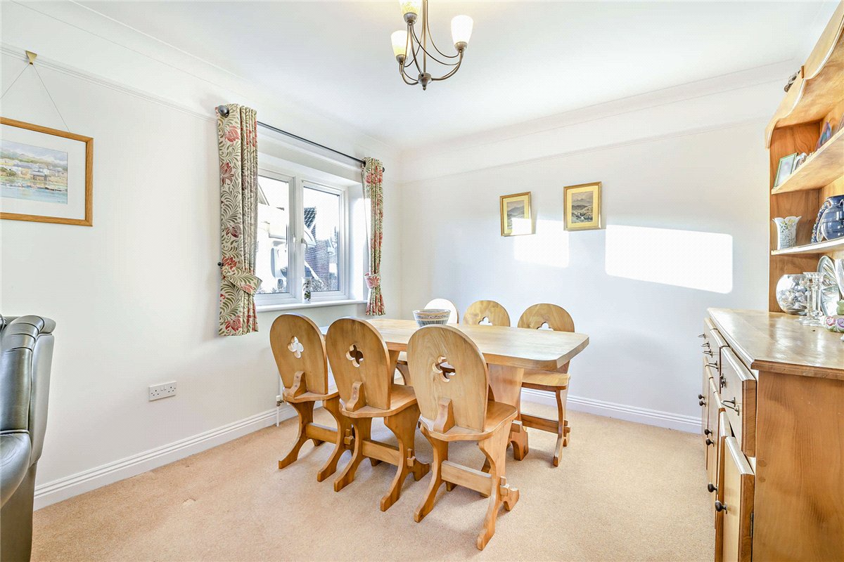 2 bedroom bungalow, Enborne Road, Newbury RG14 - Available