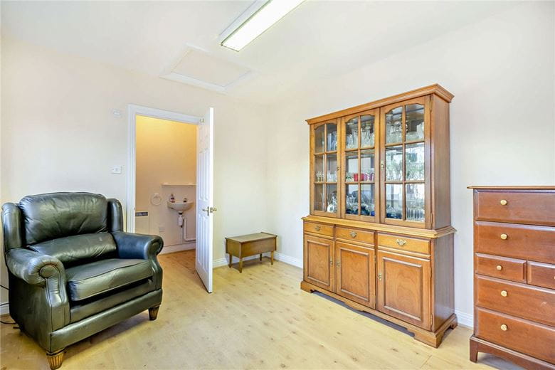 2 bedroom bungalow, Enborne Road, Newbury RG14 - Available