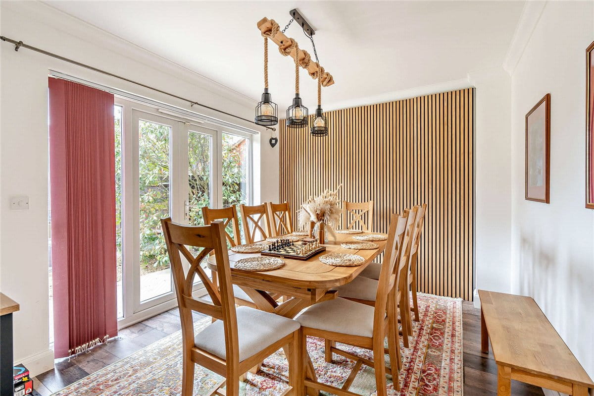 6 bedroom house, Dorneywood Way, Newbury RG14 - Available