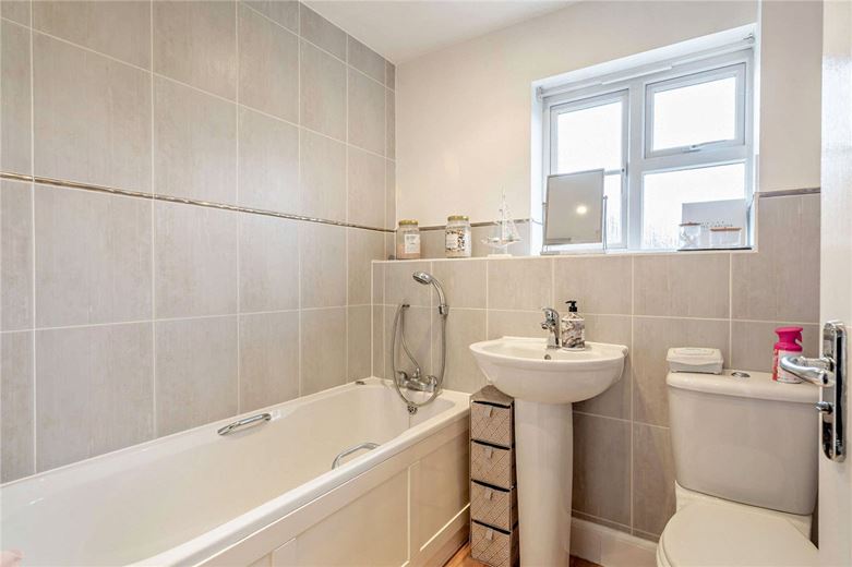 6 bedroom house, Dorneywood Way, Newbury RG14 - Available