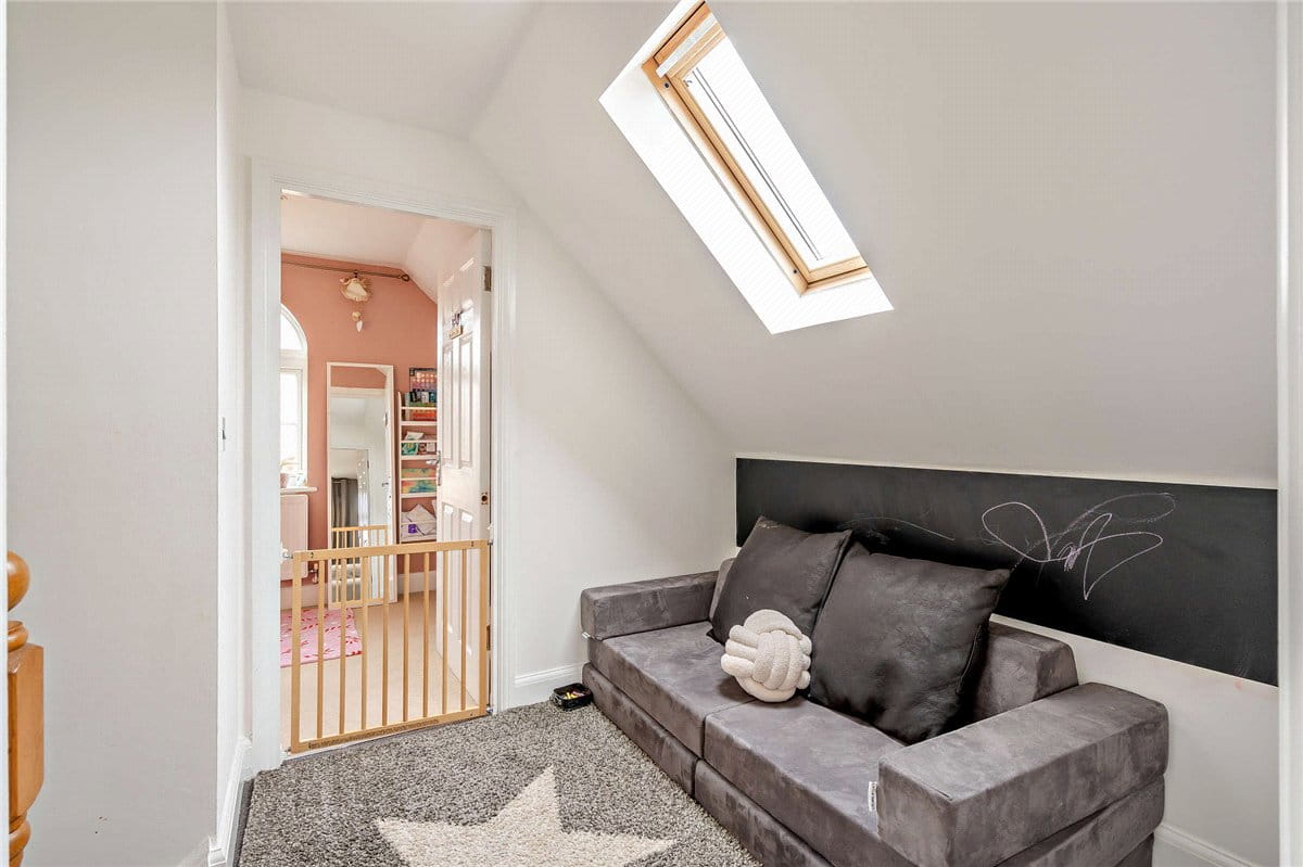 6 bedroom house, Dorneywood Way, Newbury RG14 - Available