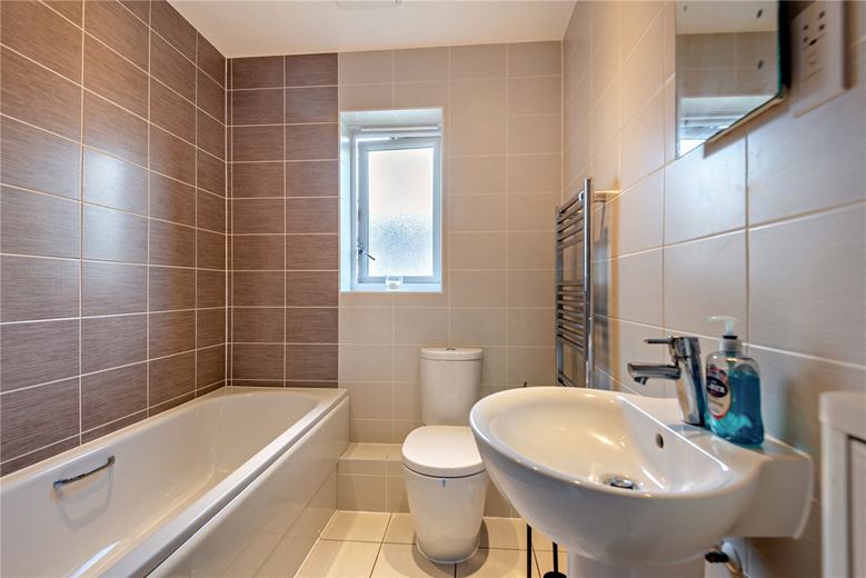 2 bedroom flat, Carpenters Close, Newbury RG14 - Available