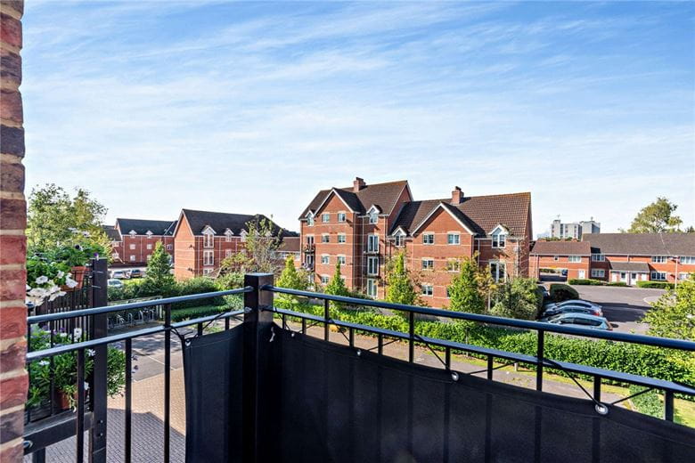 2 bedroom flat, Carpenters Close, Newbury RG14 - Available