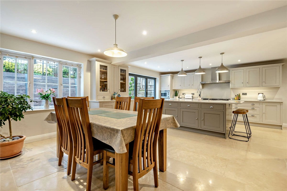 5 bedroom house, Spring Gardens, Newbury RG20 - Available