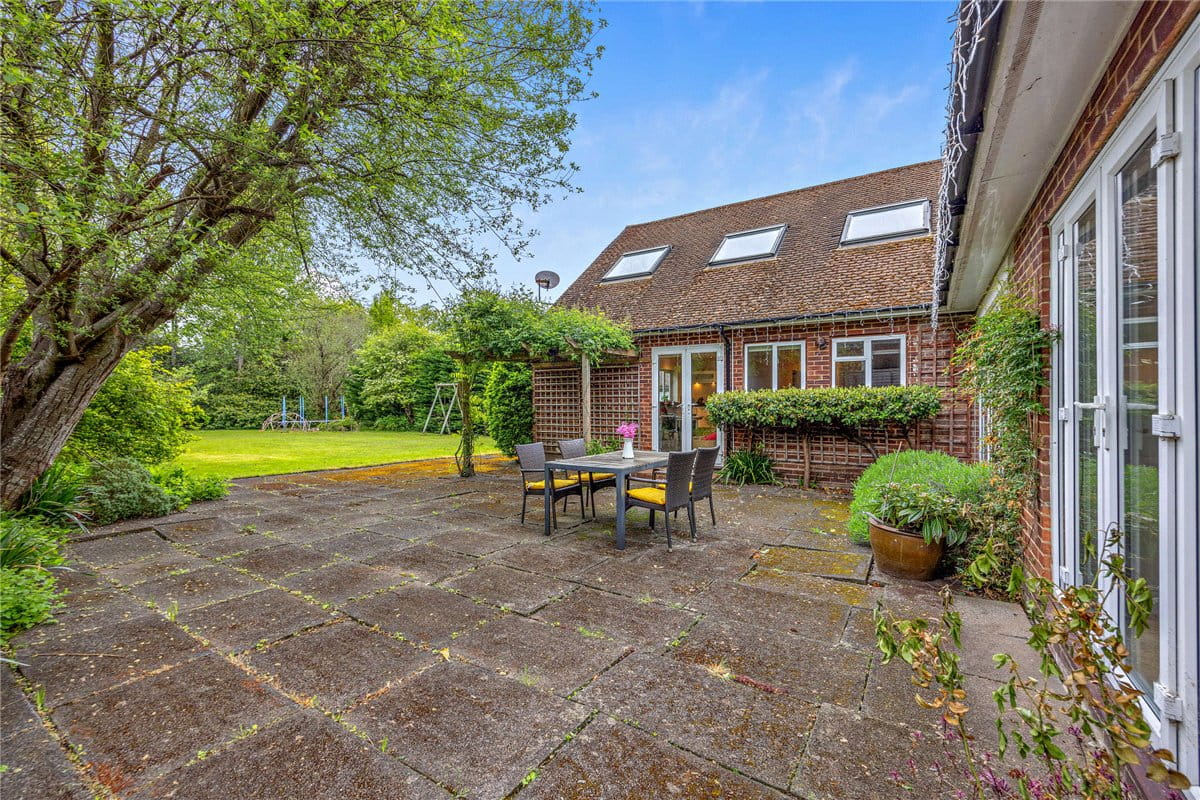 5 bedroom house, Andover Road, Newbury RG14 - Available