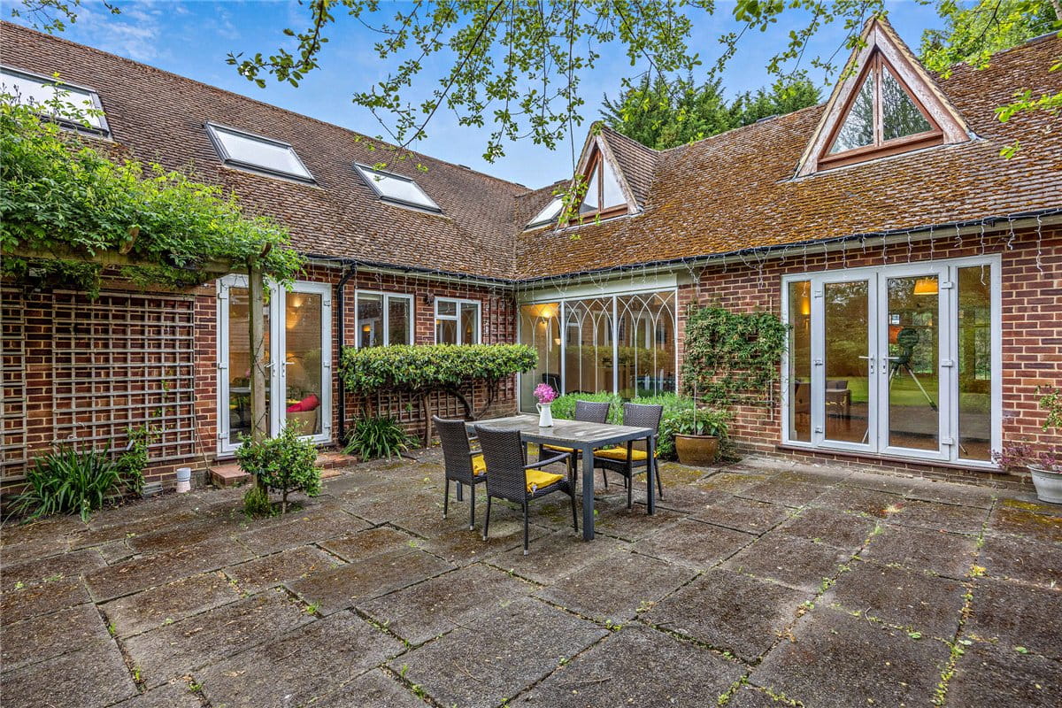 5 bedroom house, Andover Road, Newbury RG14 - Available