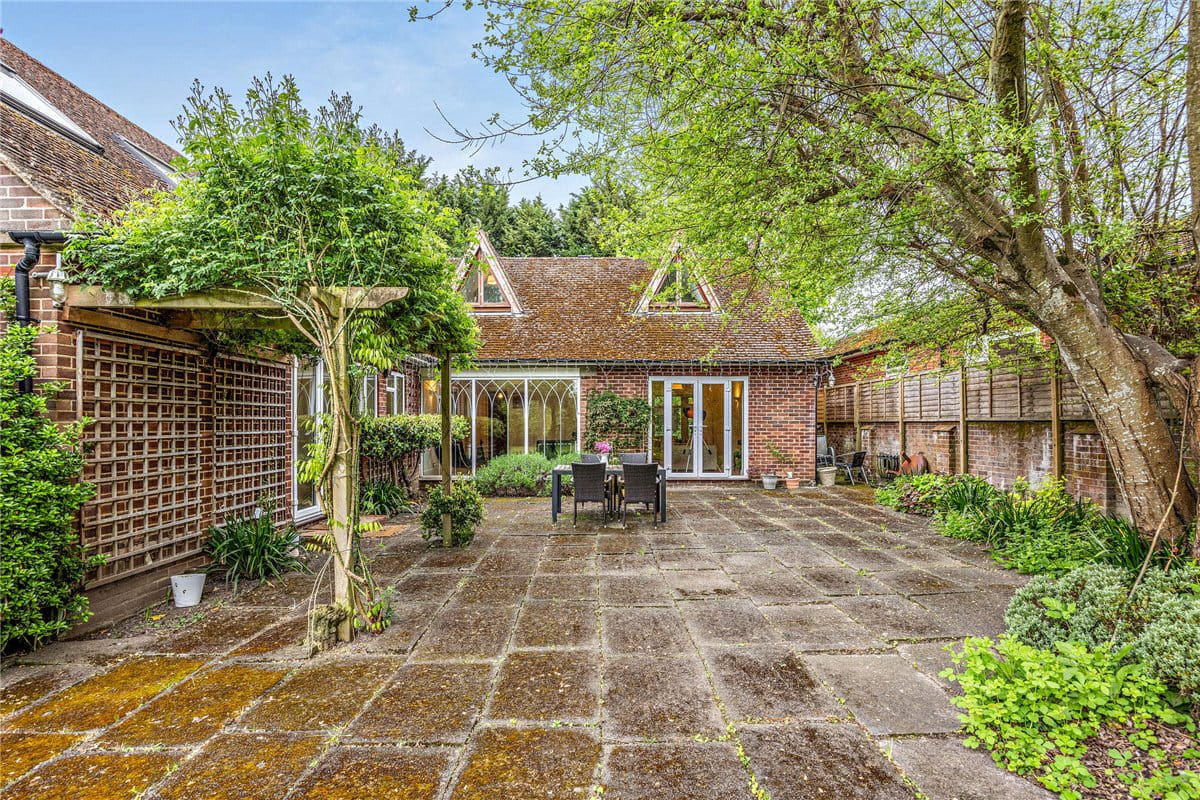 5 bedroom house, Andover Road, Newbury RG14 - Available