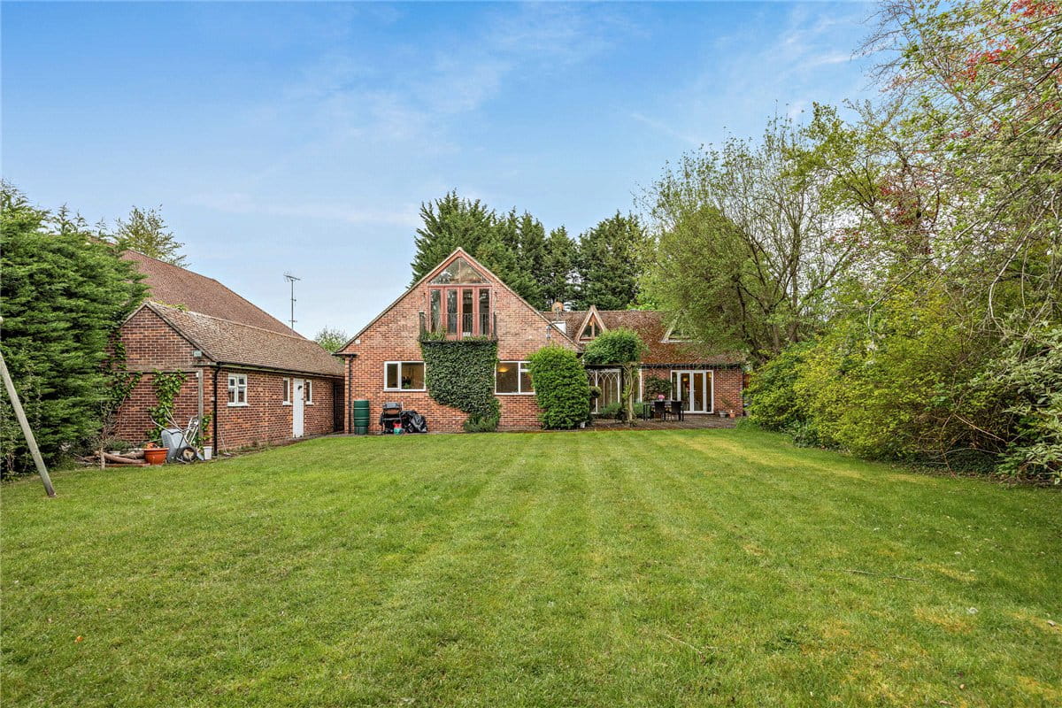 5 bedroom house, Andover Road, Newbury RG14 - Available