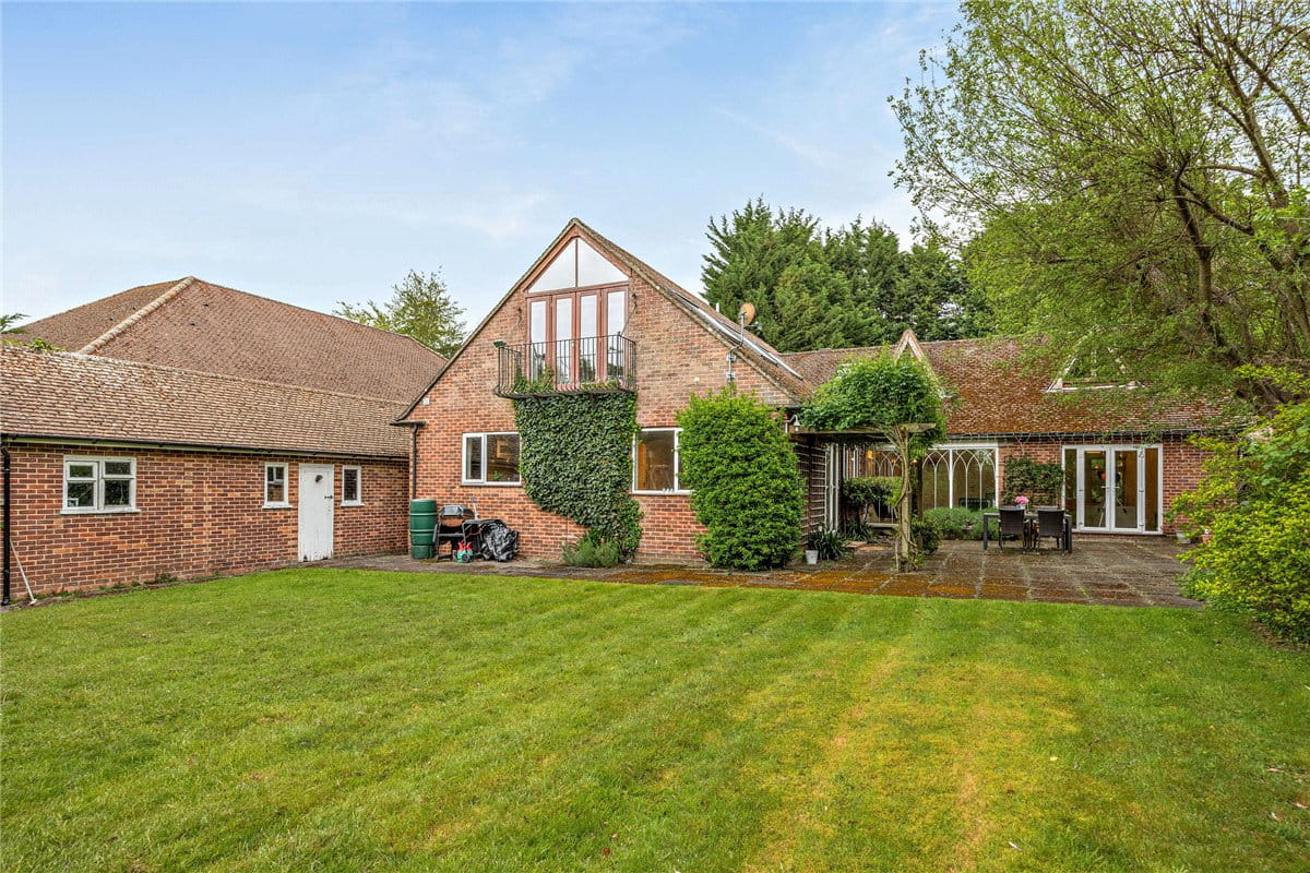 5 bedroom house, Andover Road, Newbury RG14 - Available