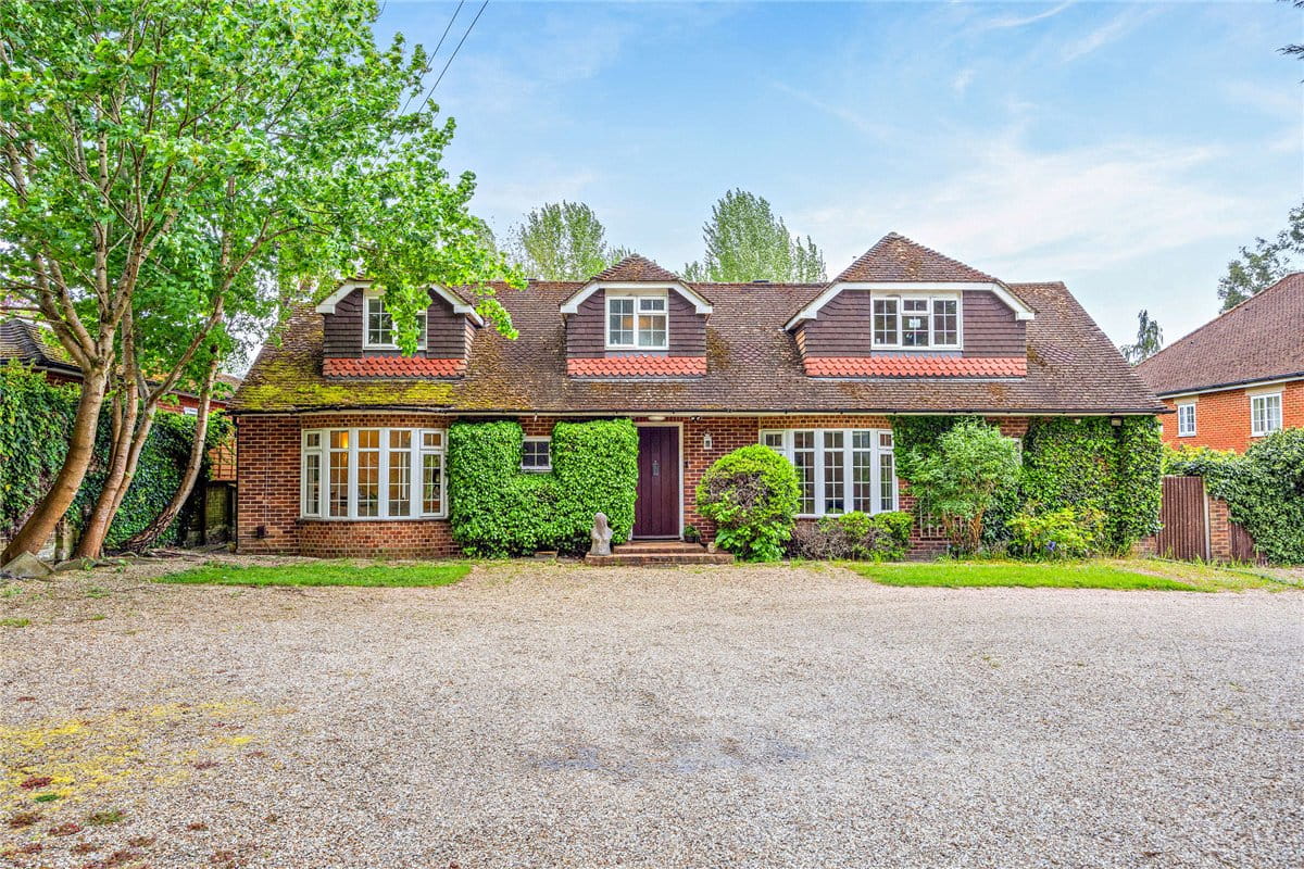 5 bedroom house, Andover Road, Newbury RG14 - Available