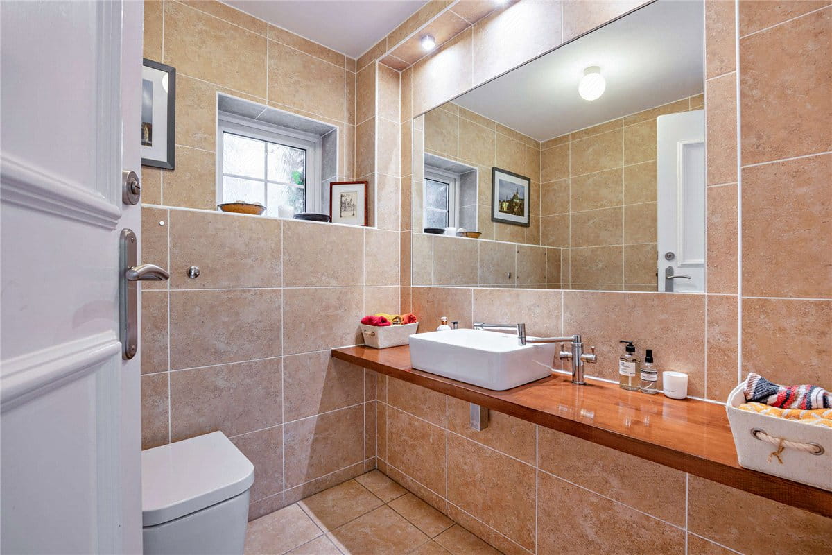 5 bedroom house, Andover Road, Newbury RG14 - Available