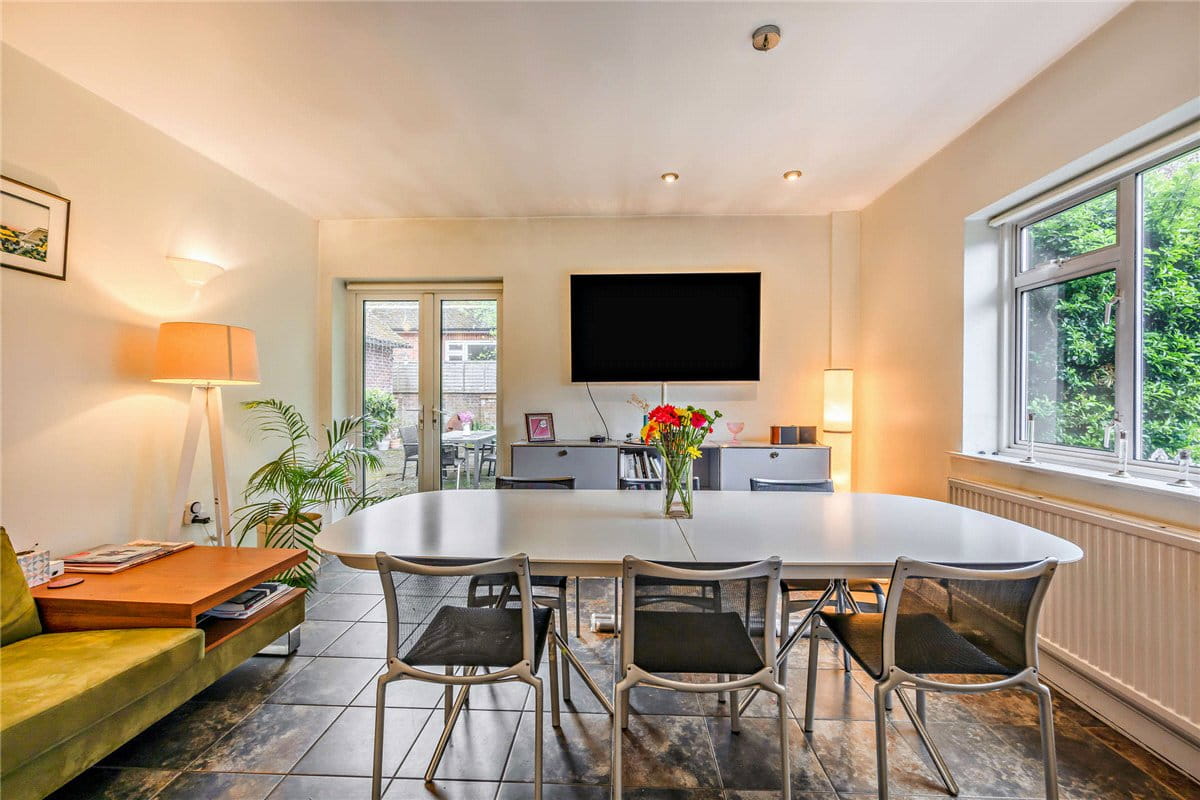 5 bedroom house, Andover Road, Newbury RG14 - Available