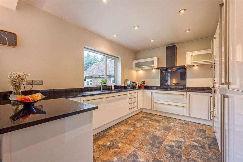 5 bedroom house, Andover Road, Newbury RG14 - Available