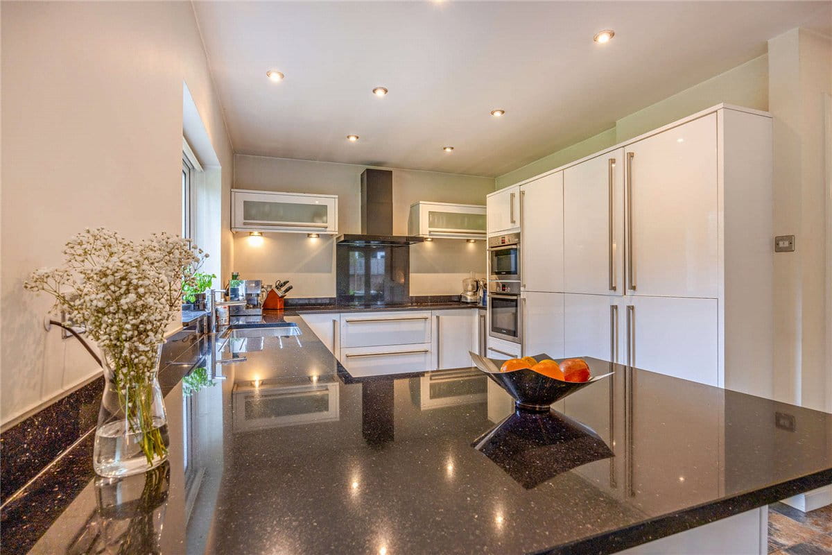 5 bedroom house, Andover Road, Newbury RG14 - Available