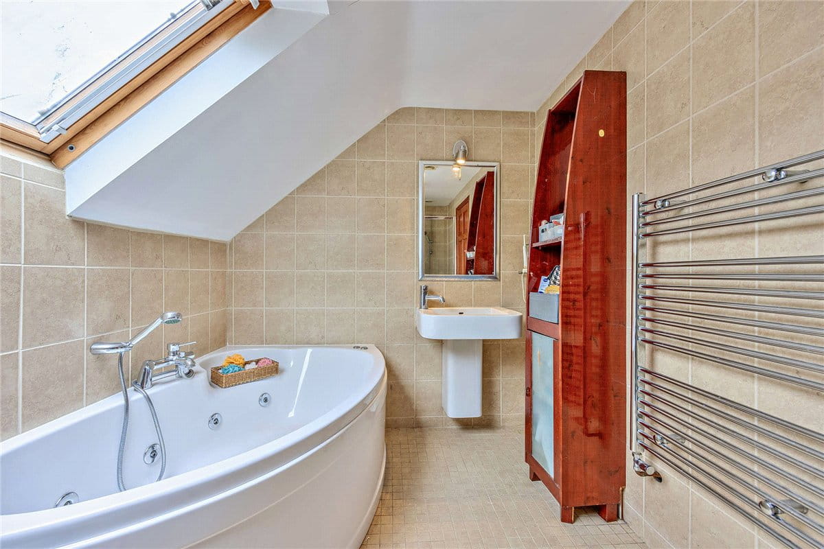 5 bedroom house, Andover Road, Newbury RG14 - Available