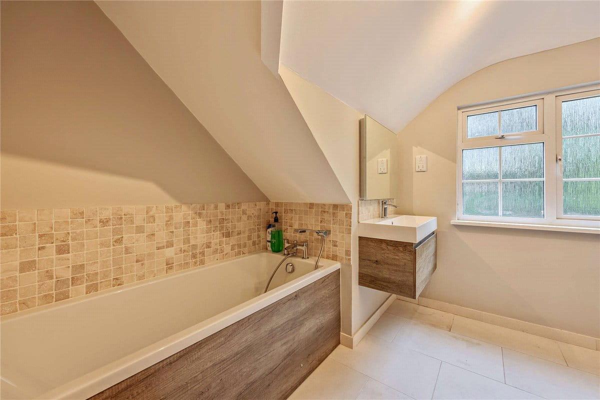 5 bedroom house, Andover Road, Newbury RG14 - Available