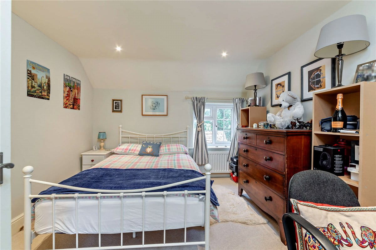 5 bedroom house, Burys Bank Road, Crookham Common RG19 - Available