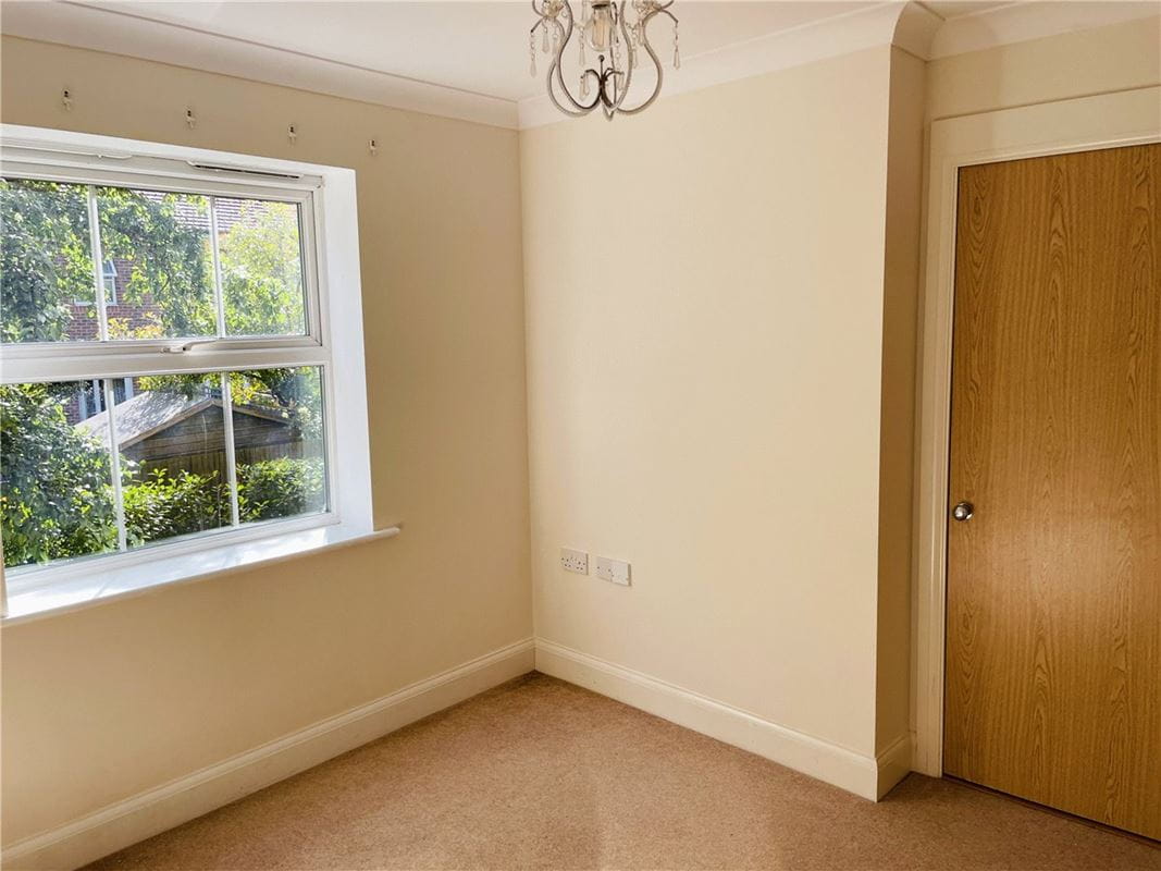 2 bedroom flat, Newtown Road, Newbury RG14 - Available