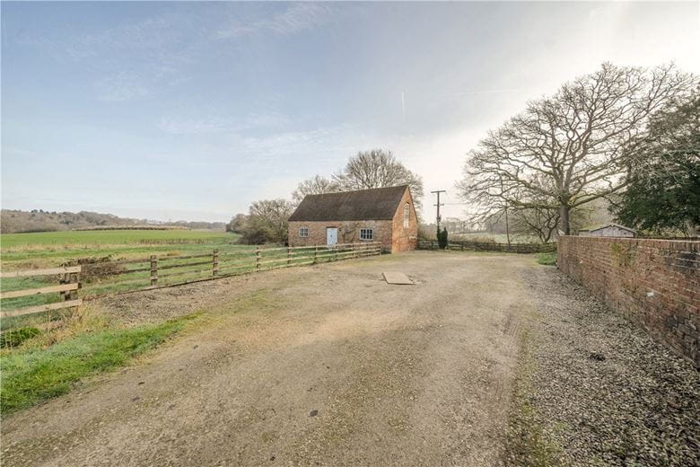 4 bedroom house, The Slade, Bucklebury RG7 - Available