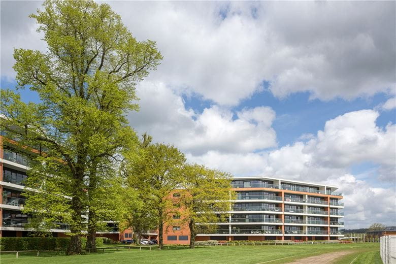 3 bedroom flat, Racecourse Road, Newbury RG14 - Under Offer