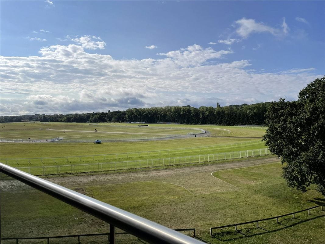 2 bedroom flat, Racecourse Road, Newbury RG14