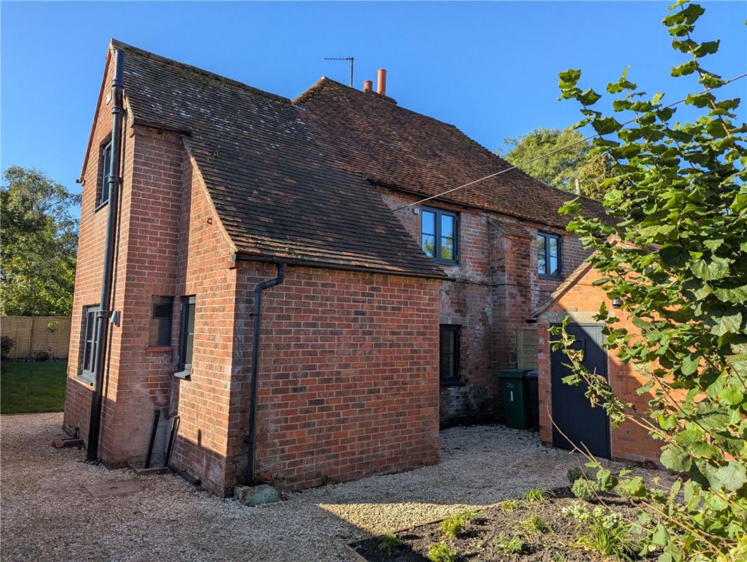 3 bedroom house, Enborne Street, Enborne RG14 - Available