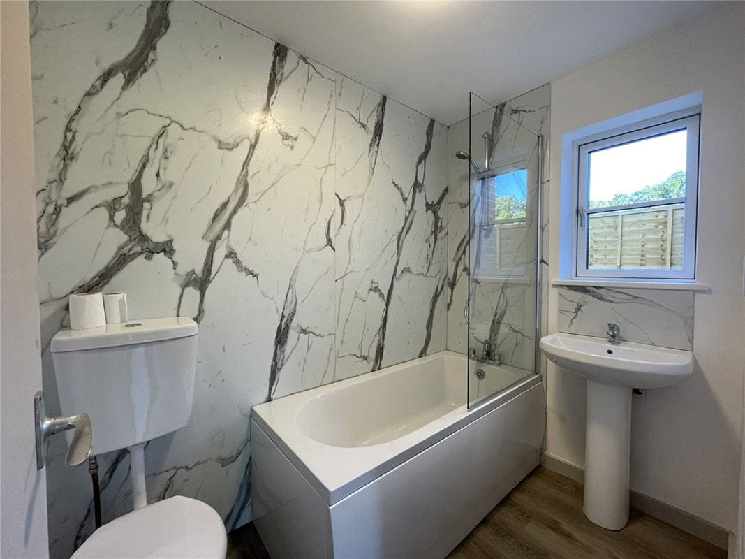 3 bedroom house, Enborne Street, Enborne RG14 - Available