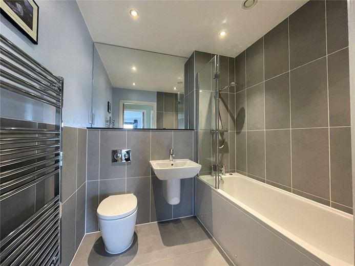 2 bedroom flat, Kingman Way, Newbury RG14 - Available