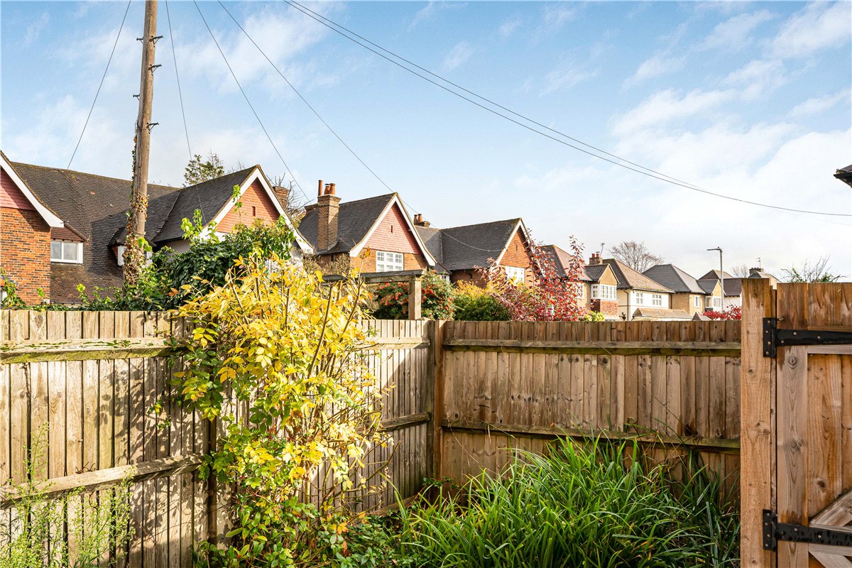 2 bedroom maisonette, West Ruislip Court, Ickenham Road HA4 - Available