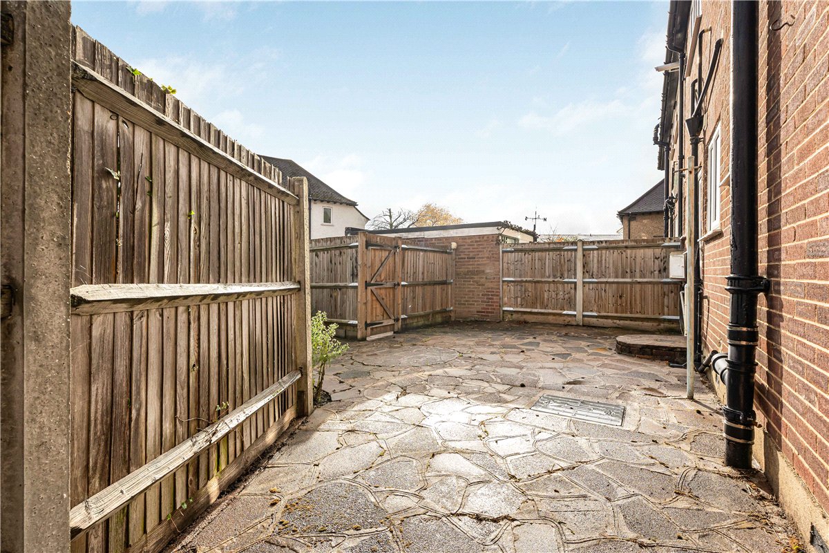 2 bedroom maisonette, West Ruislip Court, Ickenham Road HA4 - Available