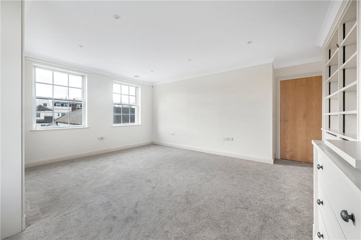2 bedroom flat, Ford Road, Tortington BN18 - Available
