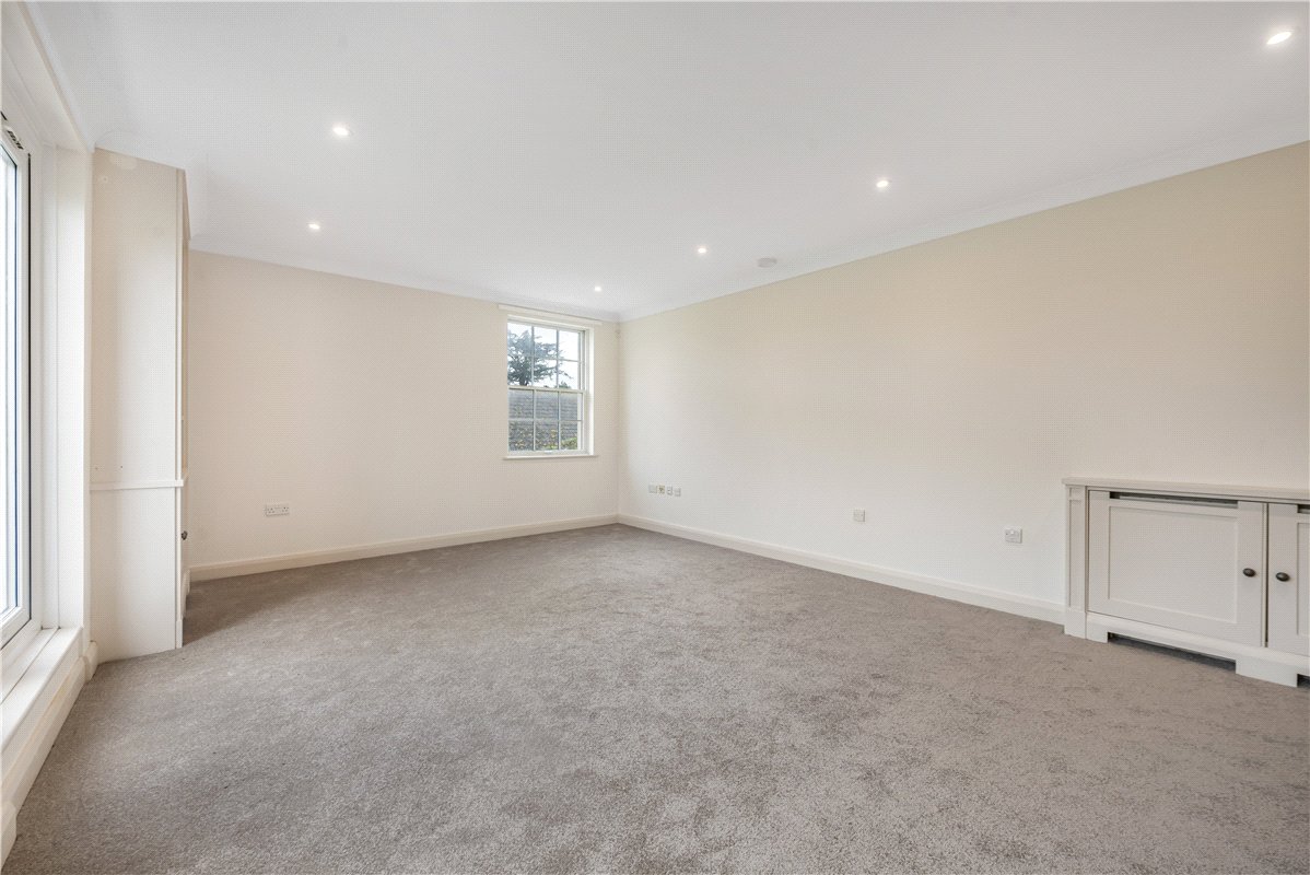 2 bedroom flat, Ford Road, Tortington BN18 - Available