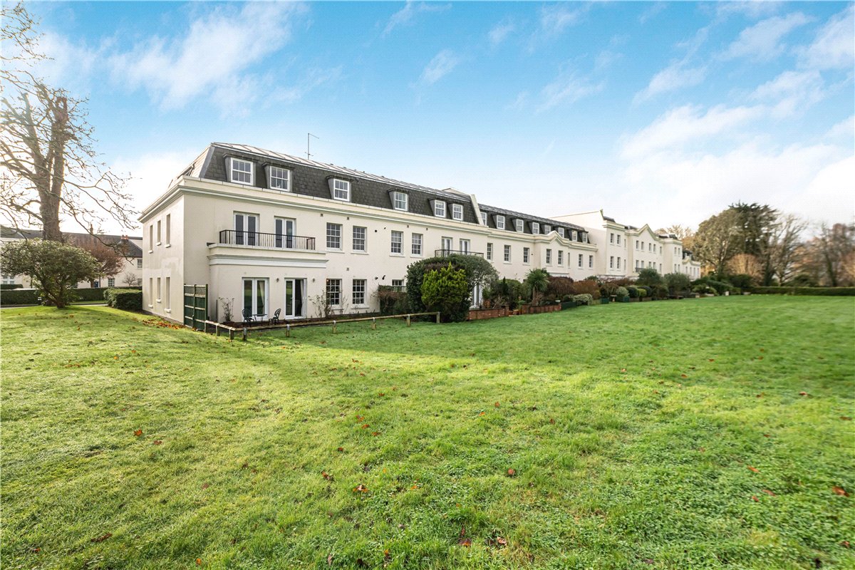 2 bedroom flat, Ford Road, Tortington BN18 - Available