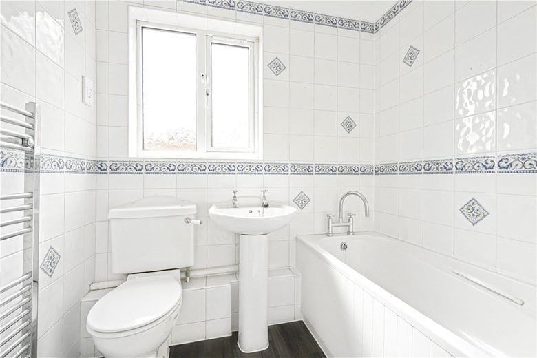 2 bedroom bungalow, Pantile Close, Witham CM8 - Available