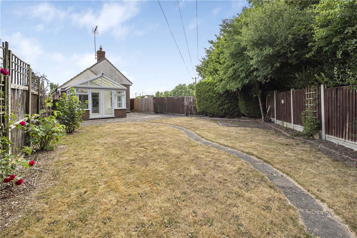 2 bedroom bungalow, Pantile Close, Witham CM8 - Available