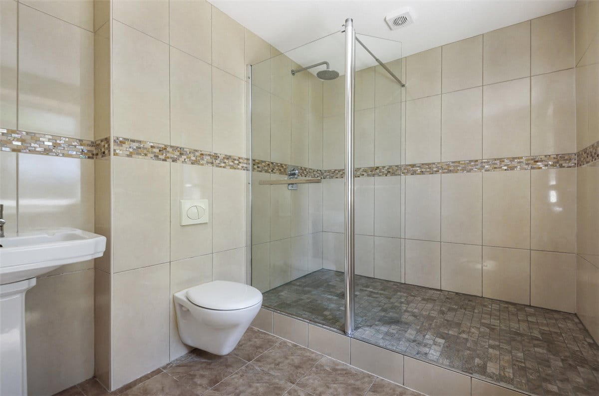 4 bedroom bungalow, Chesterfield Road, Barlborough S43 - Available