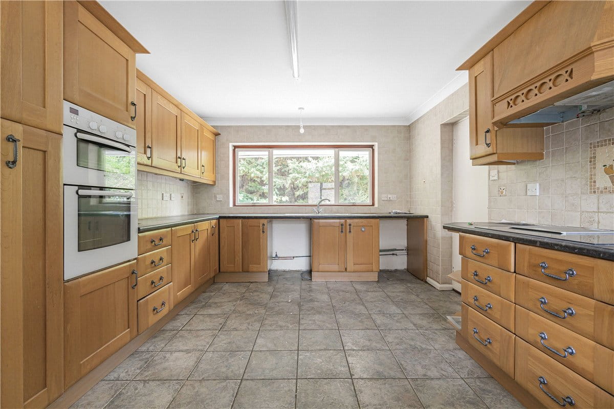 6 bedroom bungalow, Nash Lee Lane, Wendover HP22 - Available