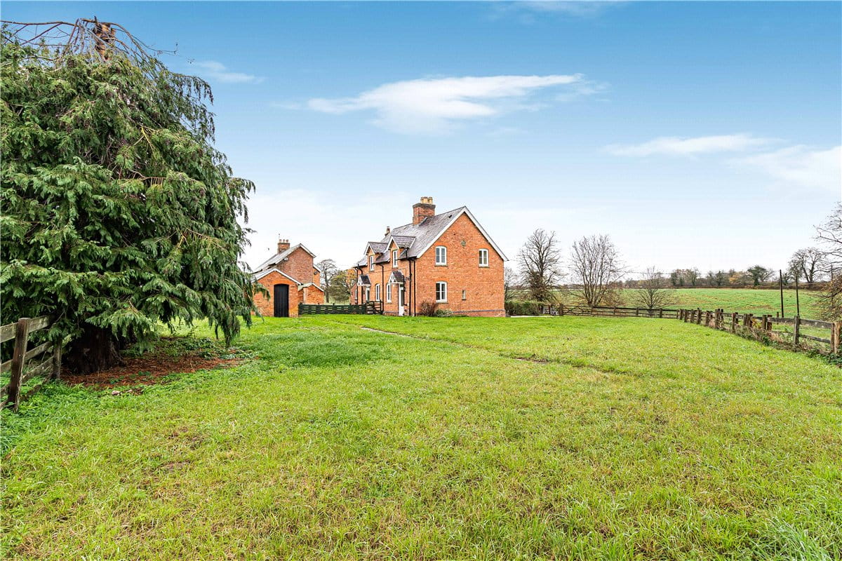 2 bedroom house, Manor Farm Cottages, Ardley Road OX25 - Let Agreed